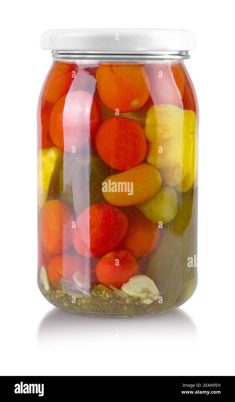 Les légumes en conserve dans des bocaux en verre isolé sur fond blanc Banque D'Images