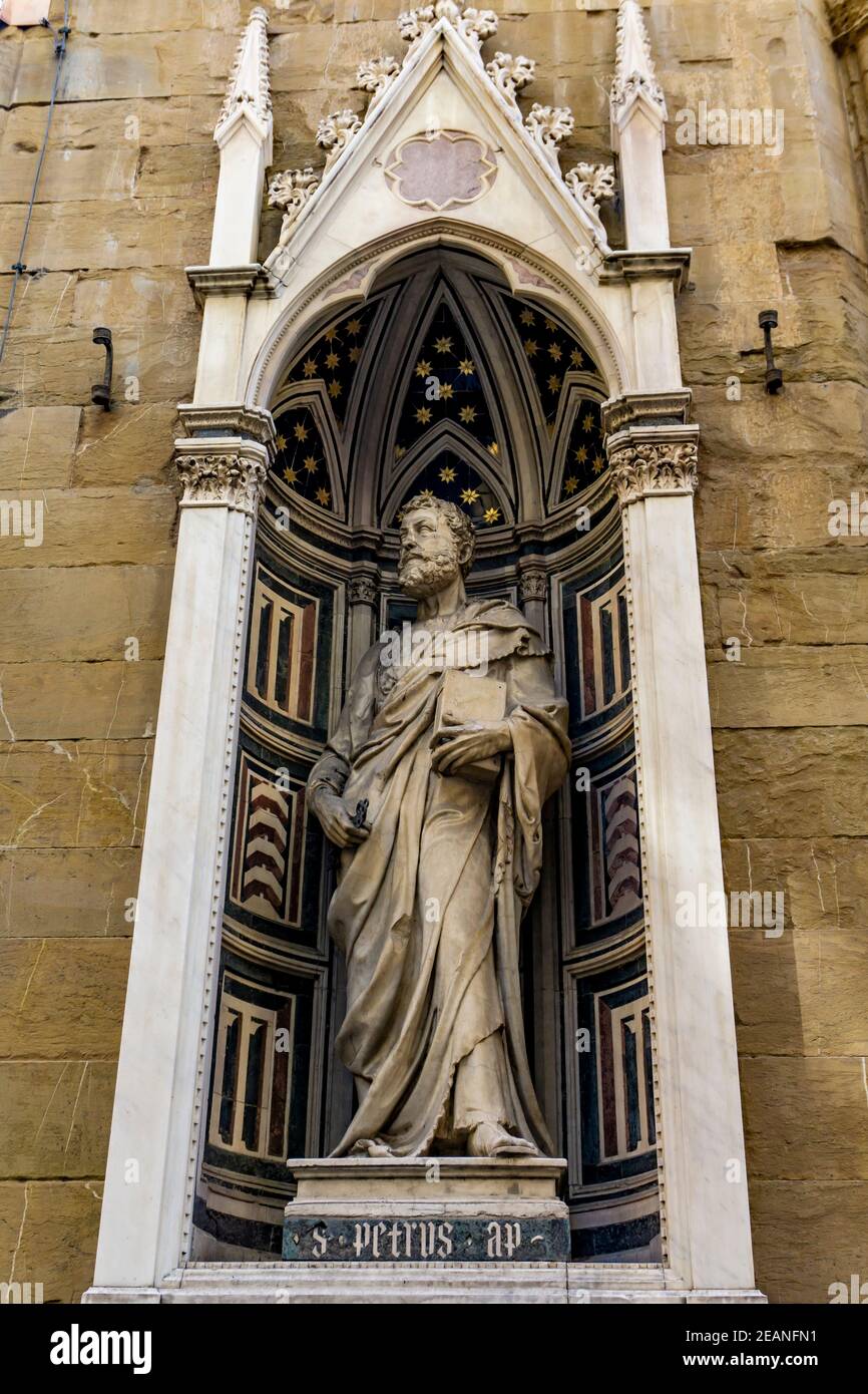 Vue sur la statue en marbre de Saint Pierre par Donatello, à l'extérieur de l'église Orsanmichele à Florence, en Italie Banque D'Images