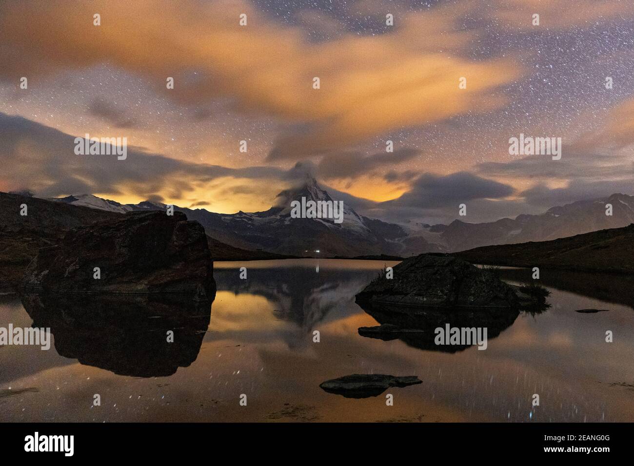 Les nuages dans le ciel étoilé au-dessus de Matterhorn se reflètent dans le lac Stellisee, Zermatt, canton du Valais, Suisse, Europe Banque D'Images