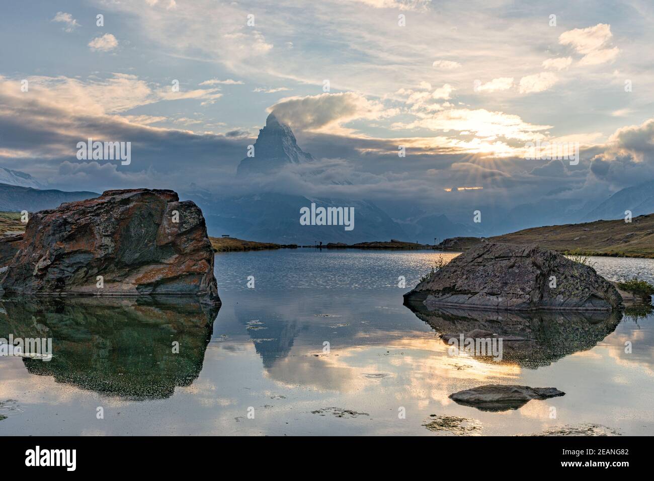 Coucher de soleil sur le sommet du Cervin reflété dans le lac Stellisee, Zermatt, canton du Valais, Suisse, Europe Banque D'Images