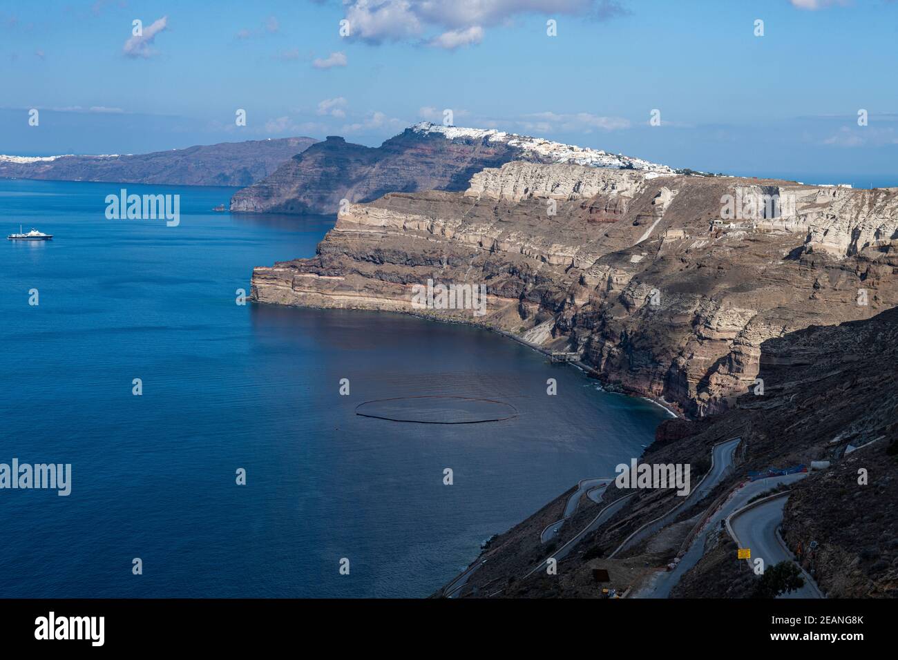 Vue panoramique sur la caldeira de Santorini, Santorini, Cyclades, les îles grecques, la Grèce, l'Europe Banque D'Images