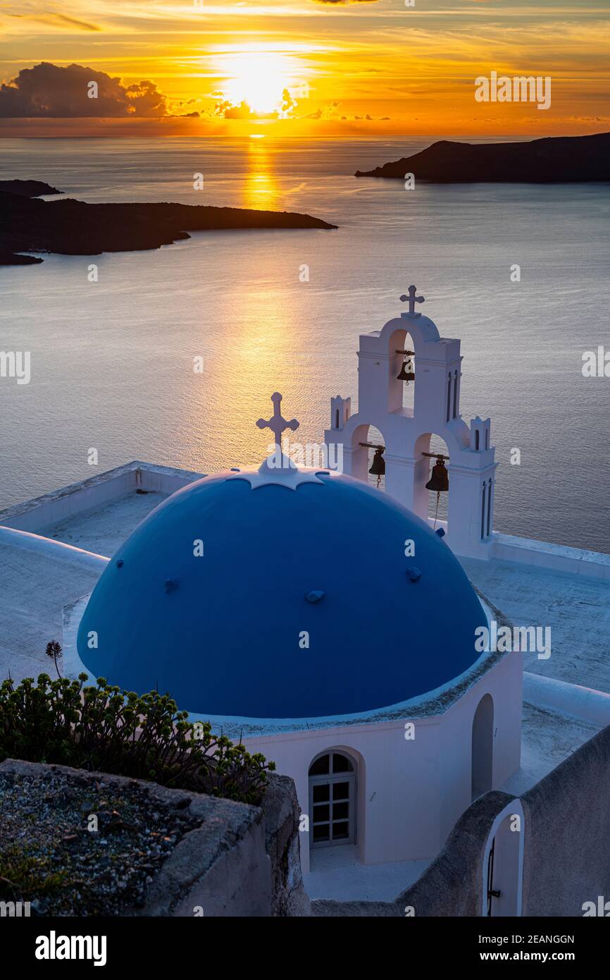 Coucher de soleil sur les îles volcaniques de Santorin et l'église orthodoxe Anastasi au coucher du soleil, Fira, Santorin, Cyclades, les îles grecques, Grèce, Europe Banque D'Images