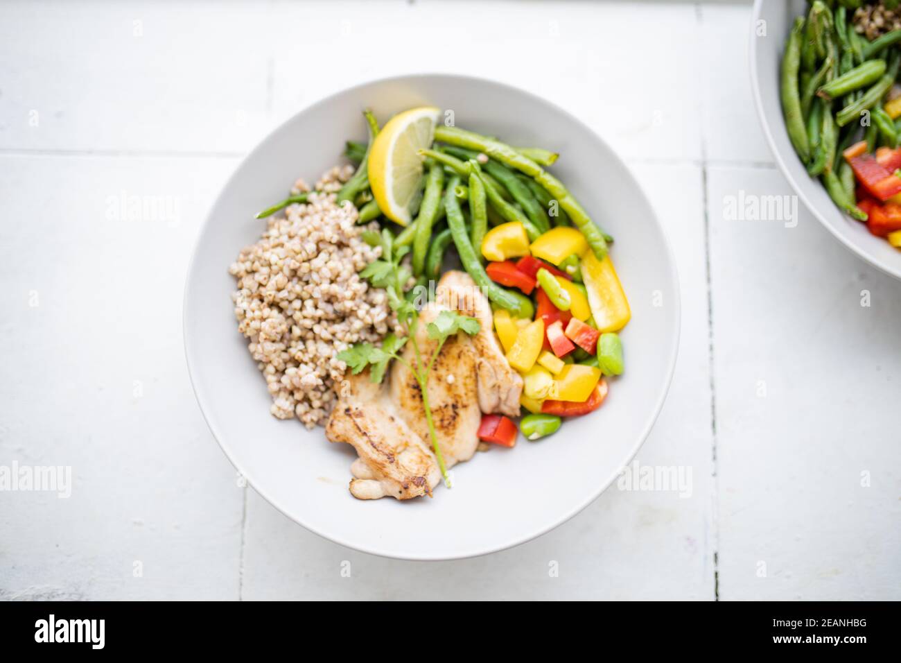 Plat de poulet et de sarrasin aux haricots verts et au poivron Banque D'Images