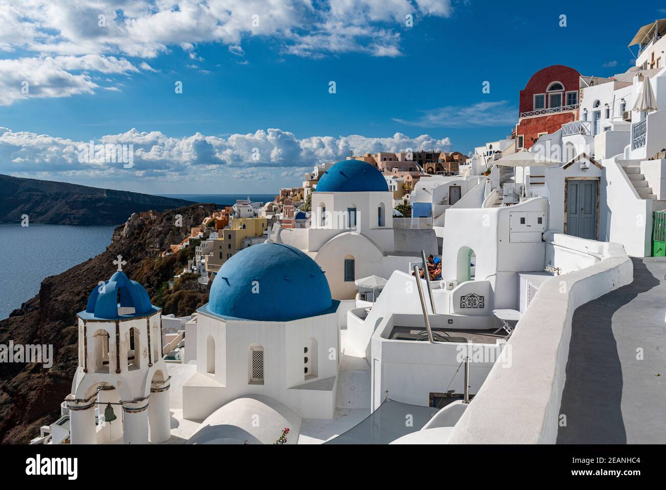 Église blanchie à la chaux, Oia, Santorin, Cyclades, Iles grecques, Grèce, Europe Banque D'Images