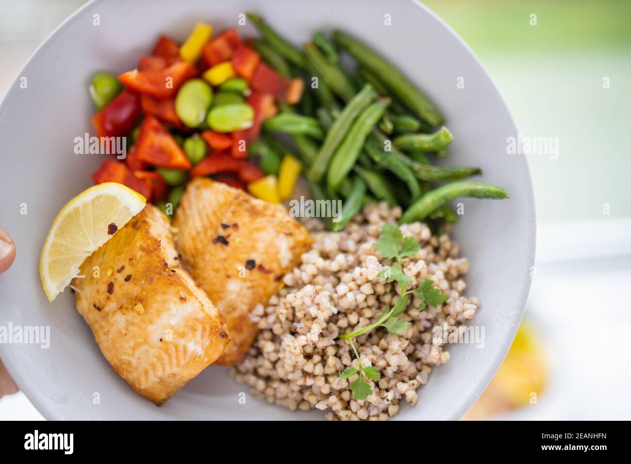 Plat de saumon et de sarrasin avec haricots verts et tomate Banque D'Images