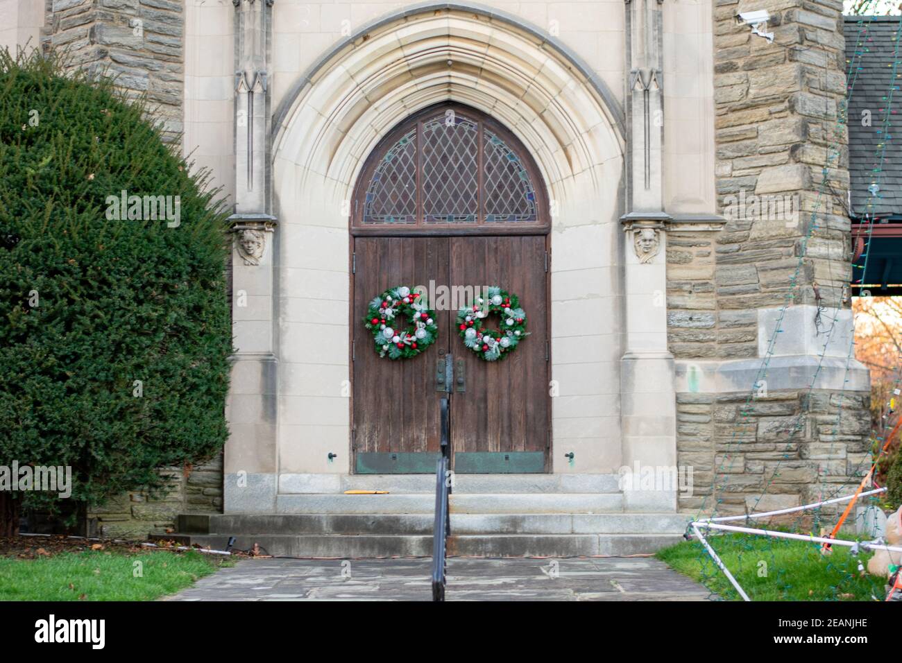Une porte en bois avec des couronnes de Noël Banque D'Images