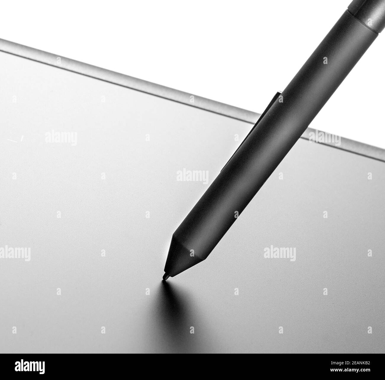 La tablette graphique avec le crayon noir sur fond blanc Banque D'Images