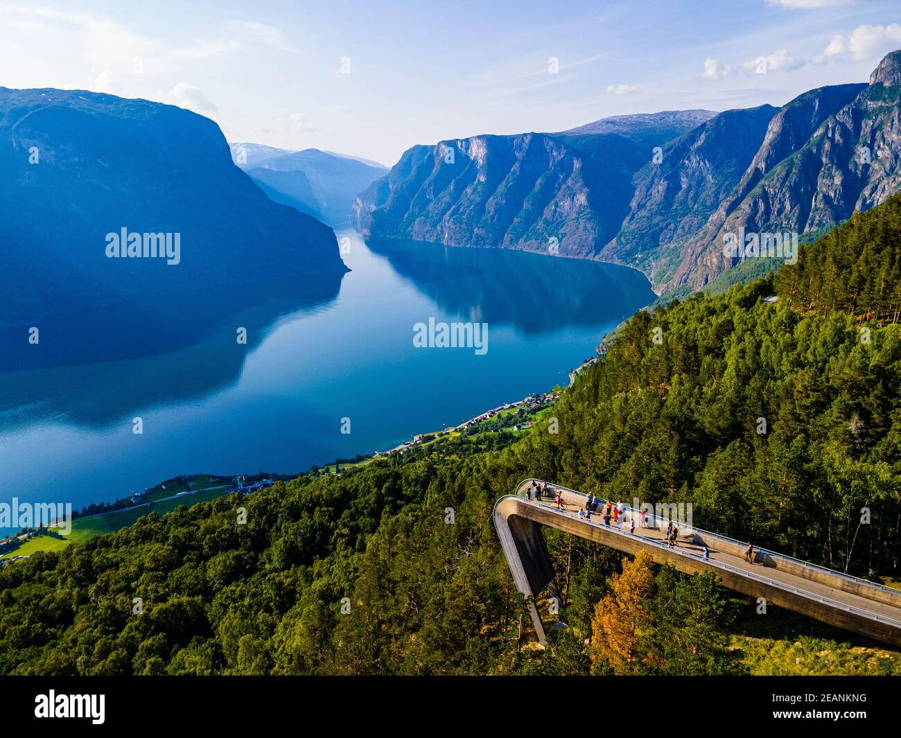 Plate-forme d'observation Stegastein surplombant Aurlandsfjord, Aurland, Norvège, Scandinavie, Europe Banque D'Images