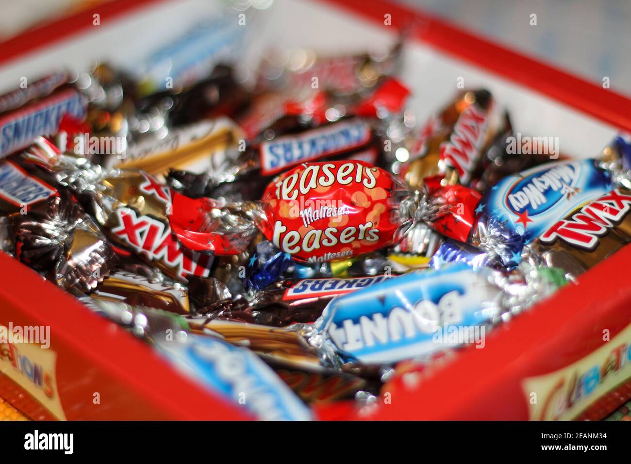 Un mélange de chocolats Celebrations vendus au Royaume-Uni dans une boîte cadeau Celebrations. MaLTESERS teasers, Bounty, Snickers, galaxie, twigx, mars bar et laiteux chemin Banque D'Images