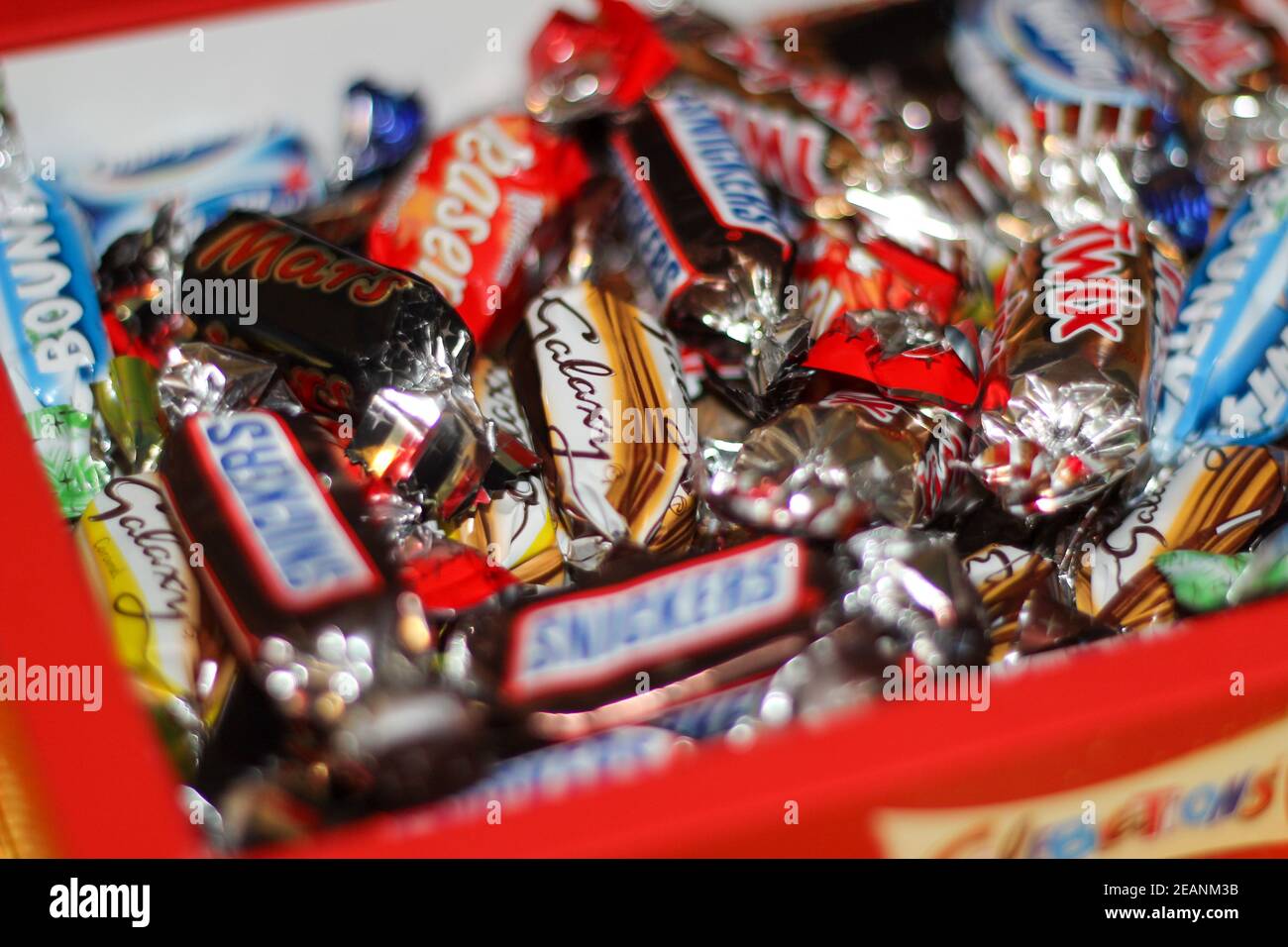 LONDRES, RU - 10 OCTOBRE 2019 : Boîte De Cadeaux De Célébrations Mêlez Des  Bonbons Au Chocolat Sur Fond Blanc Mars, Snickers, Bou Photo stock  éditorial - Image du éditorial, graphisme: 160749908
