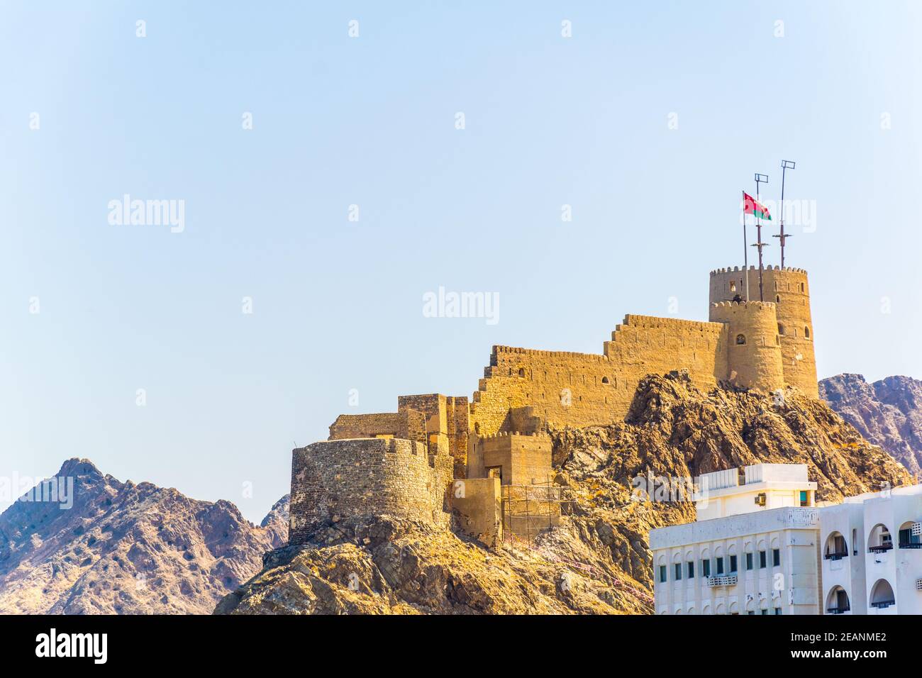 Vue sur un fort dans le quartier de Muttrah à Muscat, Oman. Banque D'Images