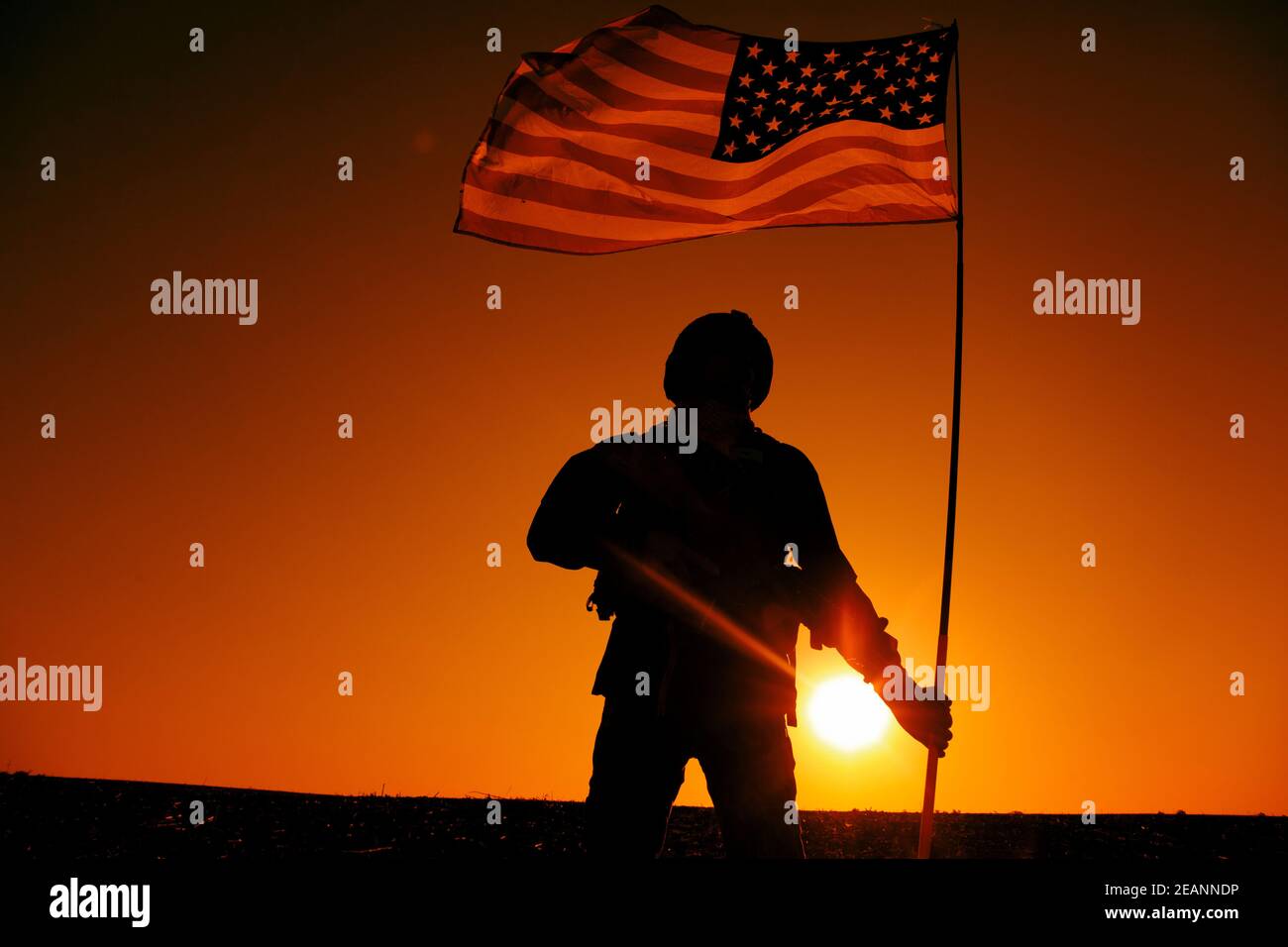 Soldats américains avec silhouette de drapeau national Banque D'Images