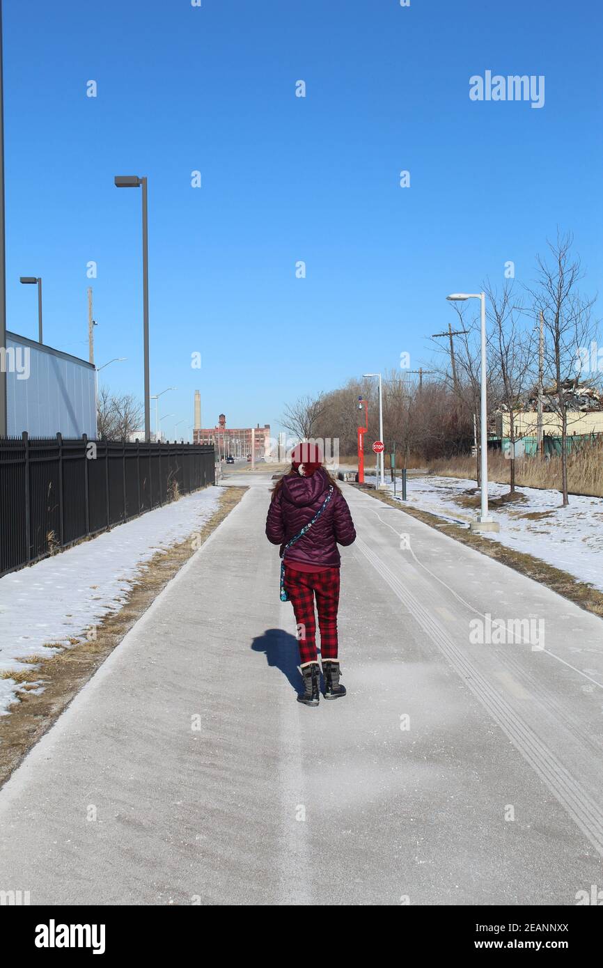 Femme marchant sur la voie verte de Dequindre Cut à Detroit hiver Banque D'Images