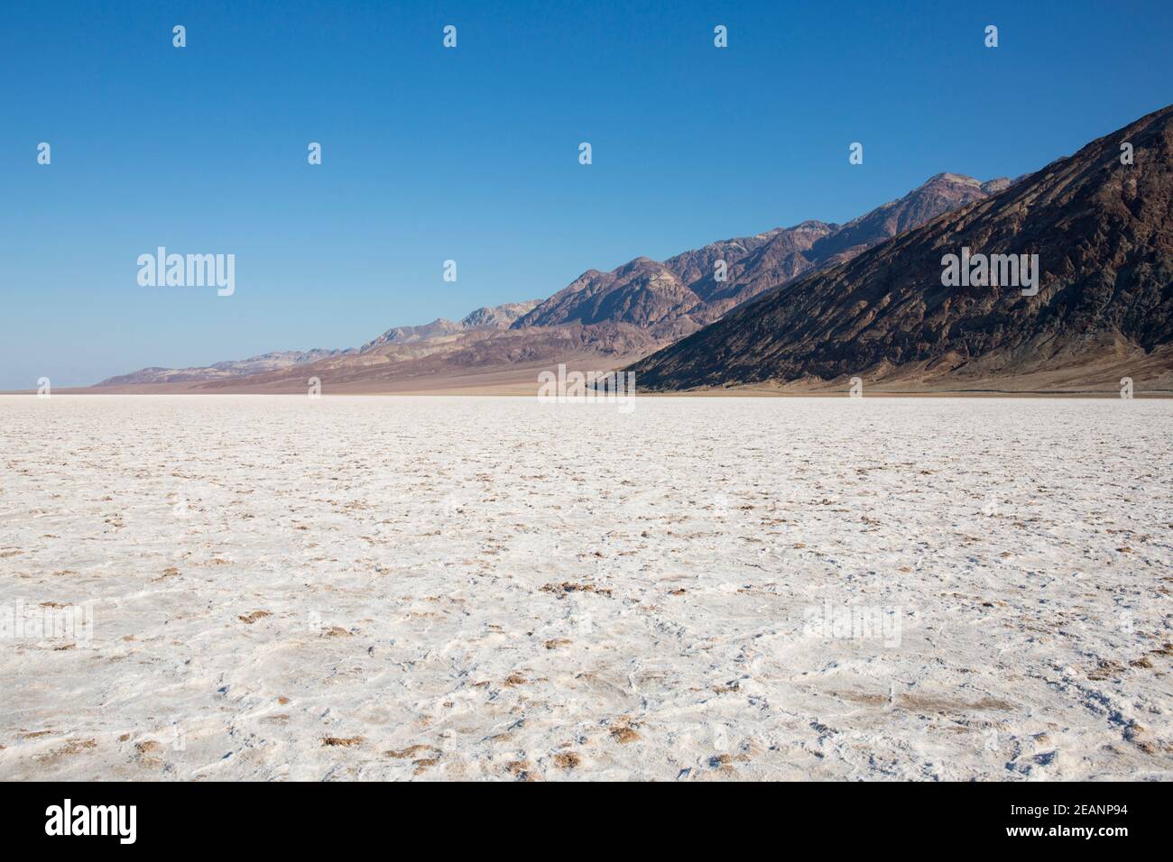 Vue sur une vaste étendue d'appartements de sel jusqu'aux Black Mountains, Badwater Basin, Death Valley National Park, Californie, États-Unis d'Amérique Banque D'Images
