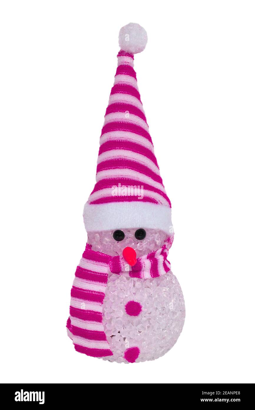 Décorations de Noël isolées. Gros plan d'un bonhomme de neige d'hiver mignon et lumineux rose avec chapeau et foulard à rayures rouges et blancs isolés sur un fond blanc. Photographie macro. Banque D'Images