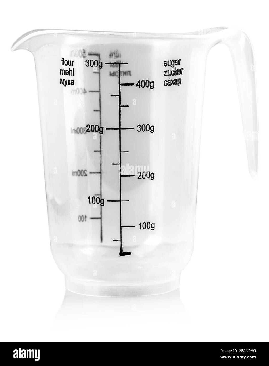 Tasse à mesurer en plastique isolated on white Banque D'Images