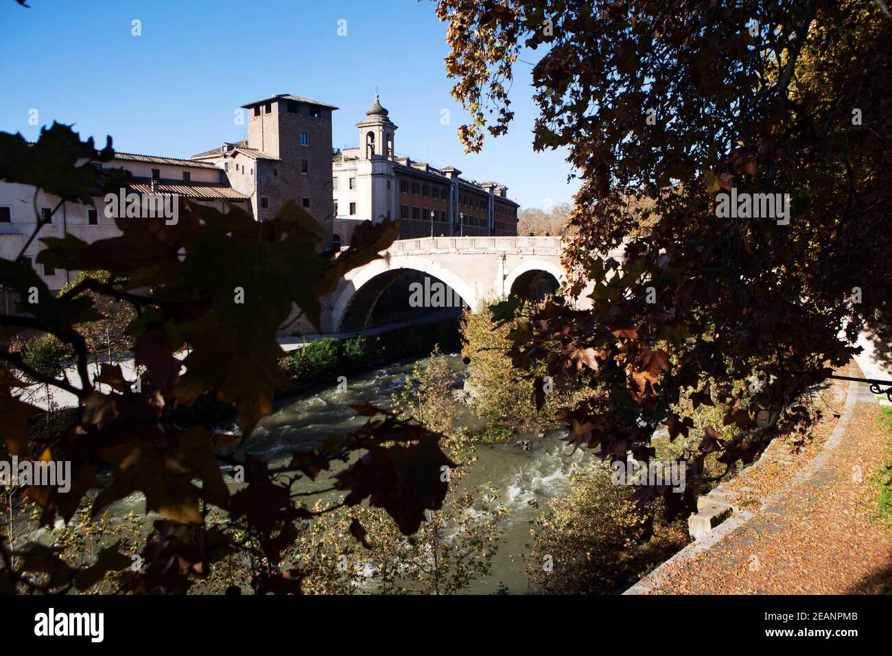 Vue sur le plus ancien pont de Rome, Ponte Fabricio (Pont Fabricius), Rome, Lazio, Italie, Europe Banque D'Images