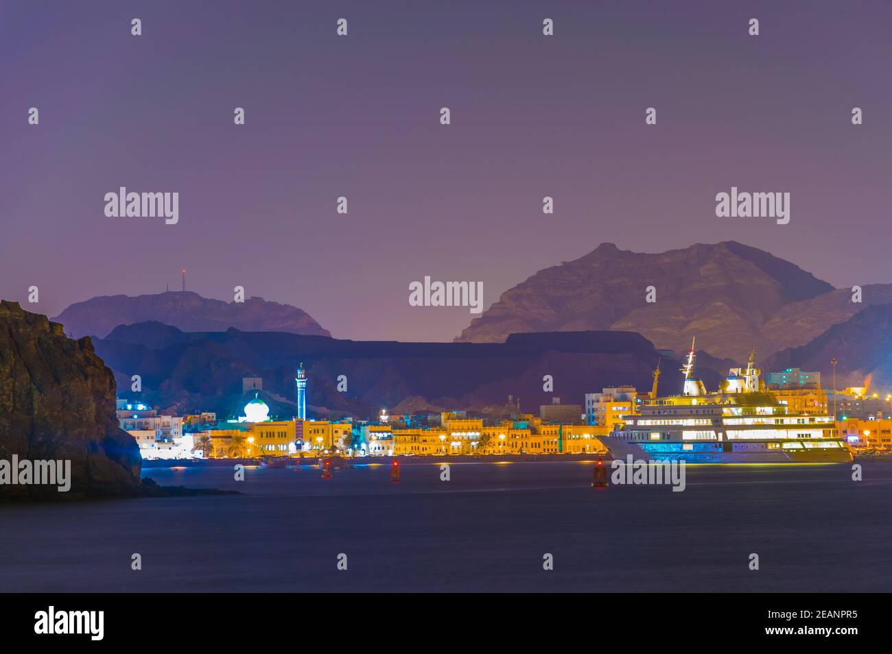 Vue sur le quartier de Muttrah à Muscat, Oman pendant la nuit. Banque D'Images