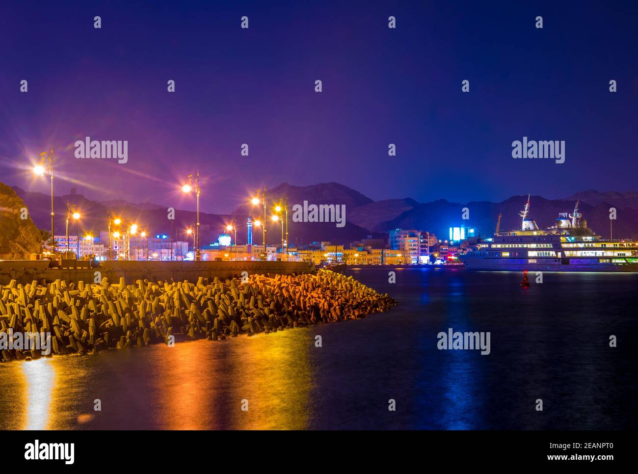 Vue sur le quartier de Muttrah à Muscat, Oman pendant la nuit. Banque D'Images