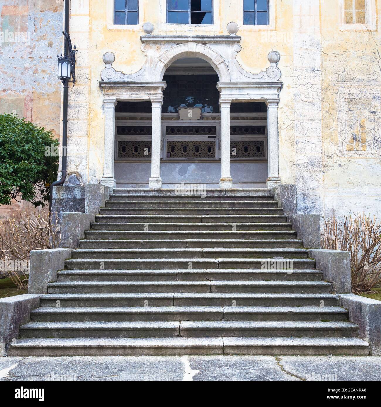 Vieille chapelle mystérieuse avec perspective d'escalier Banque D'Images