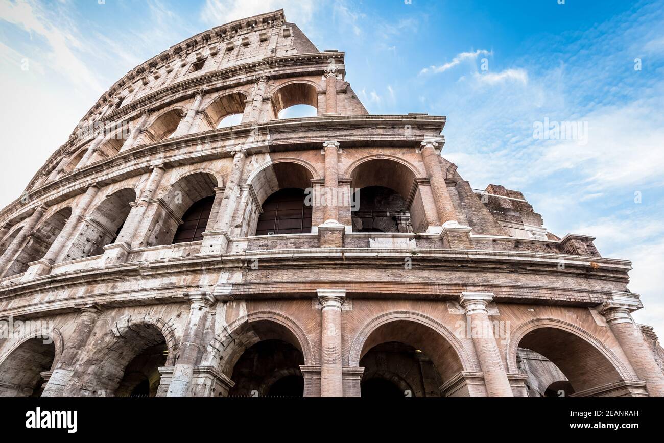 Colisée à Rome (Roma), Italie. La plus célèbre visite italienne sur ciel bleu Banque D'Images