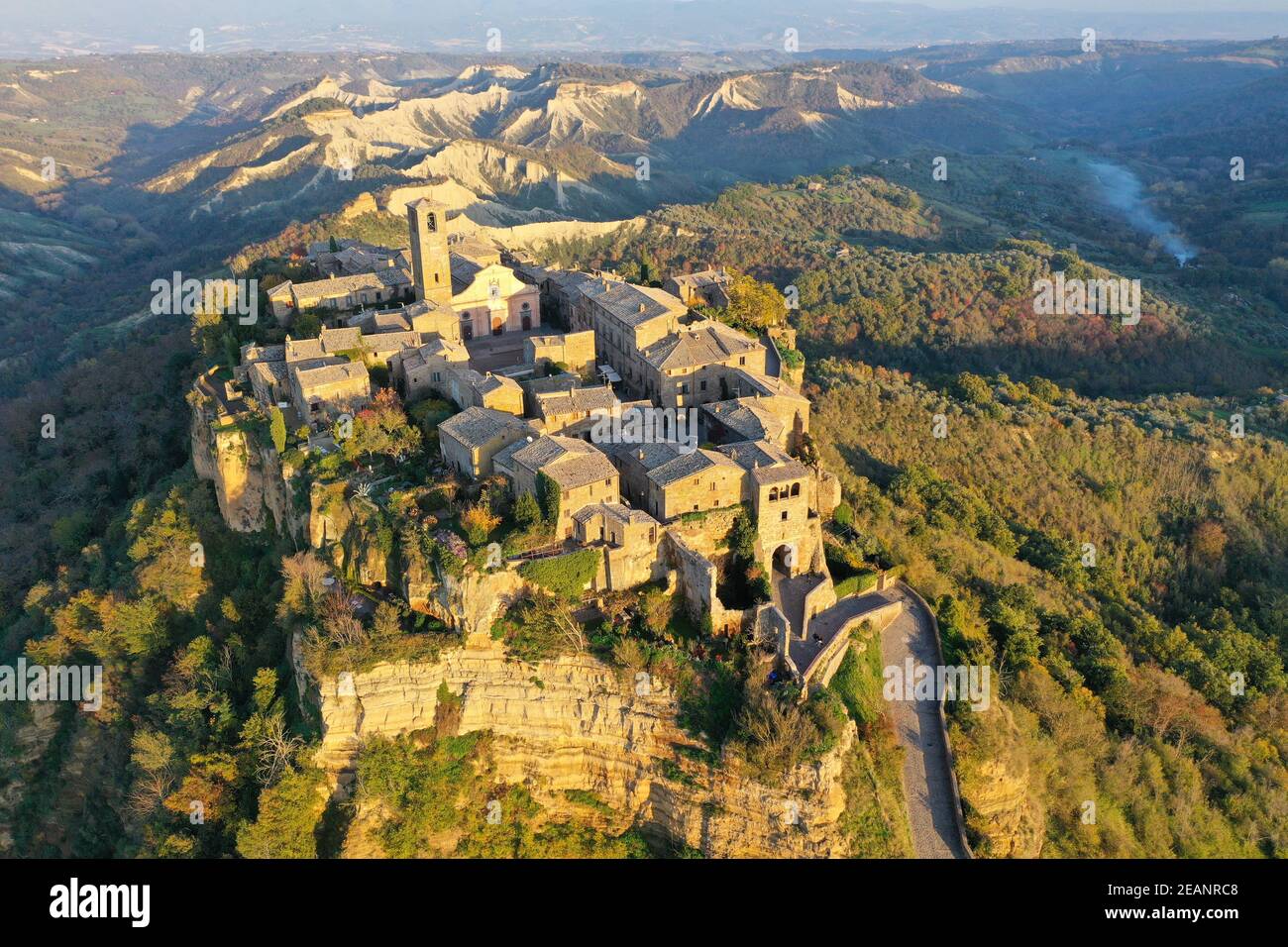 Vue aérienne par drone du village de Civita di Bagnoregio, connu sous le nom de ville mourante, province de Viterbo, Latium, Italie, Europe Banque D'Images