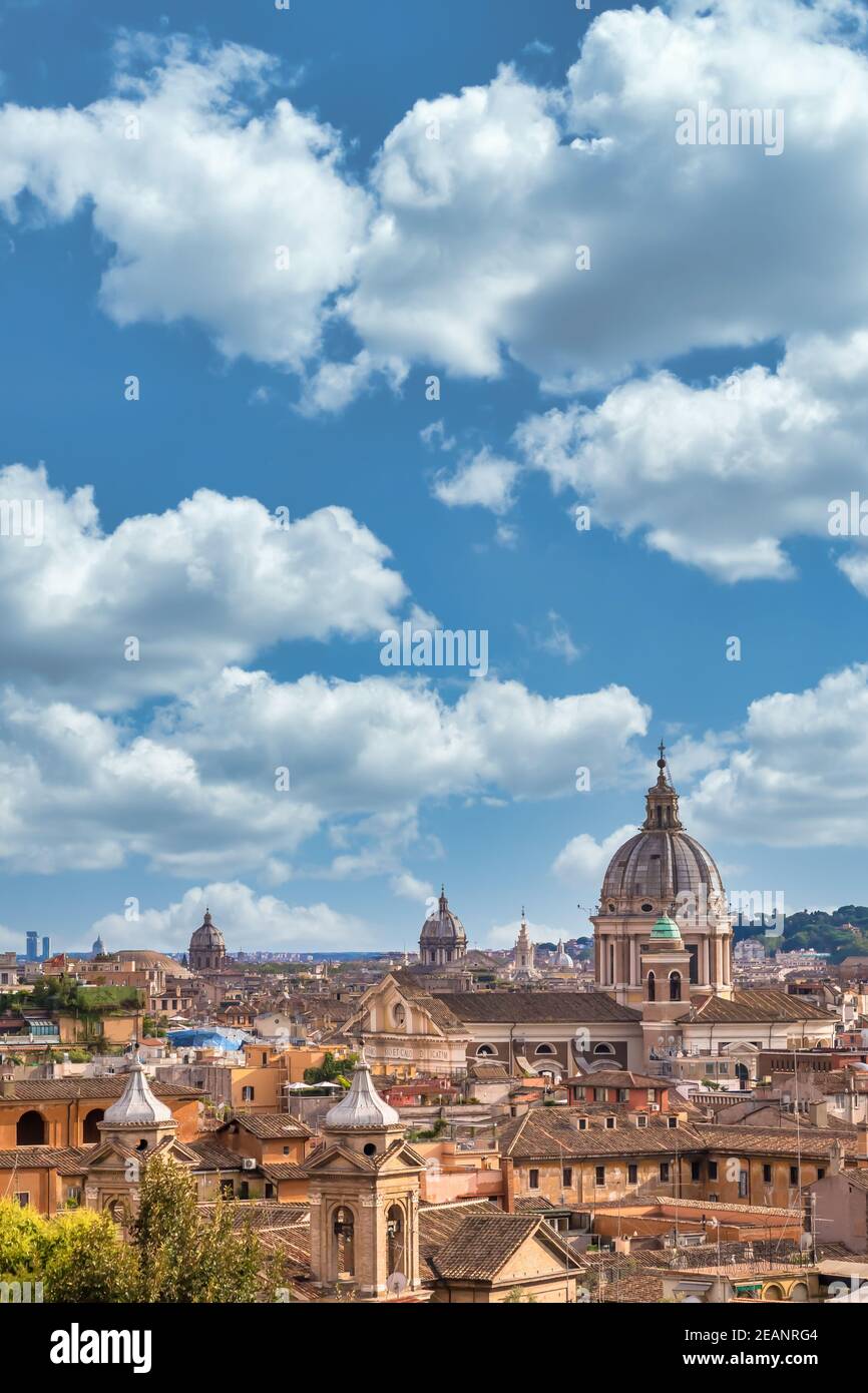 Paysage urbain de Rome avec ciel bleu et nuages, Italie Banque D'Images