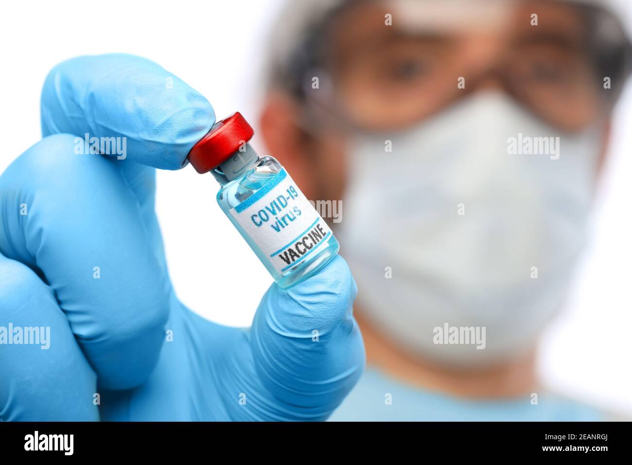 Médecin en masque médical et gants en latex. Vaccin Covid 19 Banque D'Images