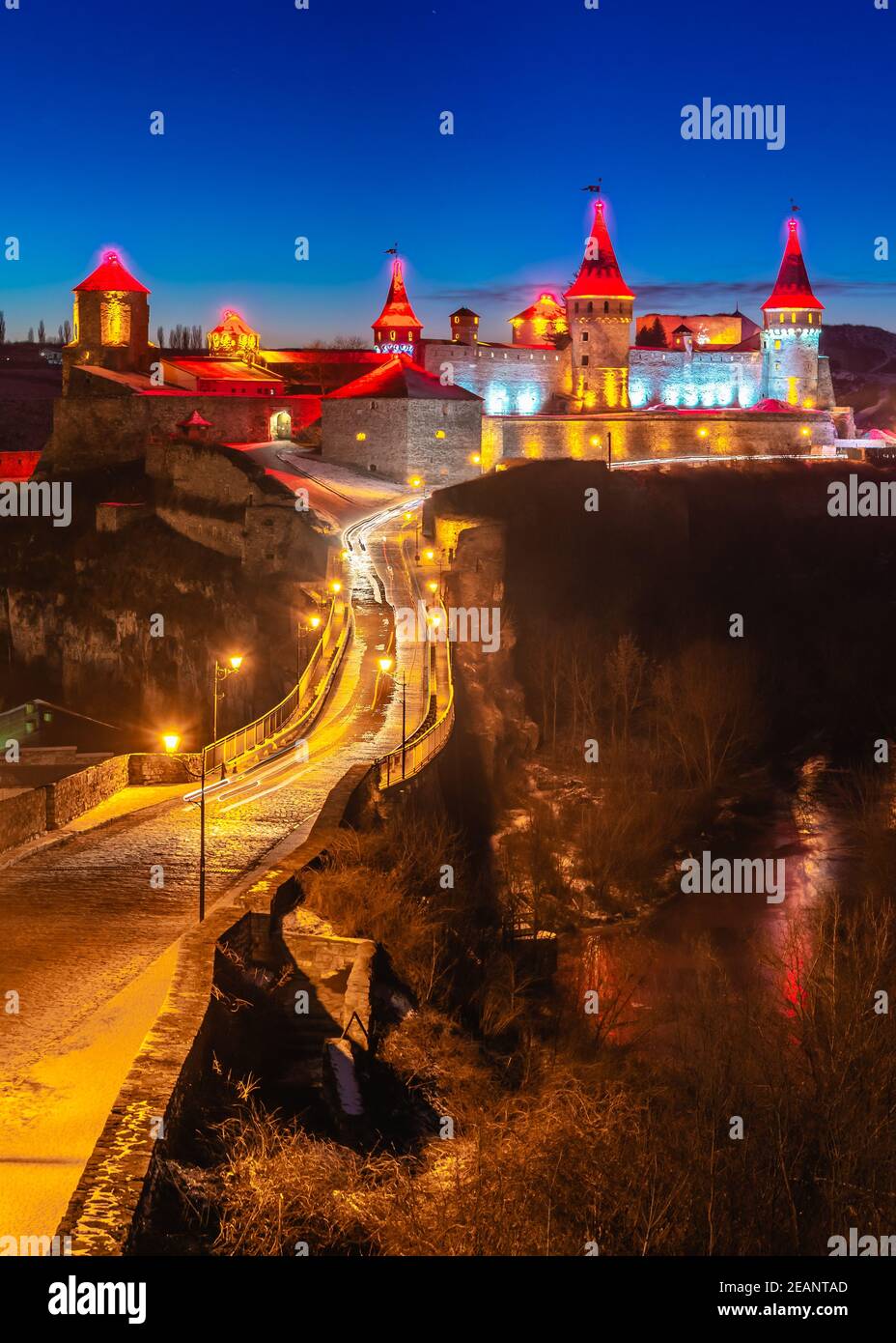 Forteresse de Kamianets-Podilskyi pendant une nuit d'hiver Banque D'Images