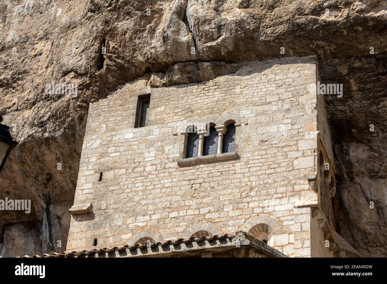 Les murs en pierre de Basilique historique de St-Sauveur se fondent dans la falaise à Rocamadour, France Banque D'Images Les murs en pierre de Basilique historique de St-Sauveur se fondent dans la falaise à Rocamadour, France Banque D'Images