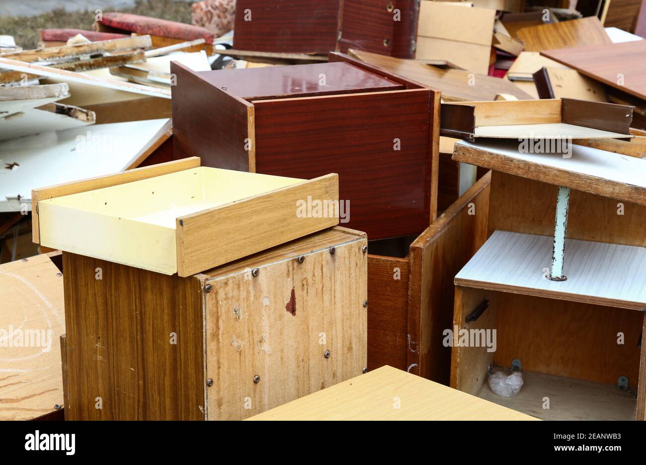 Vieux meubles en bois cassé sur le site de décharge des déchets Banque D'Images