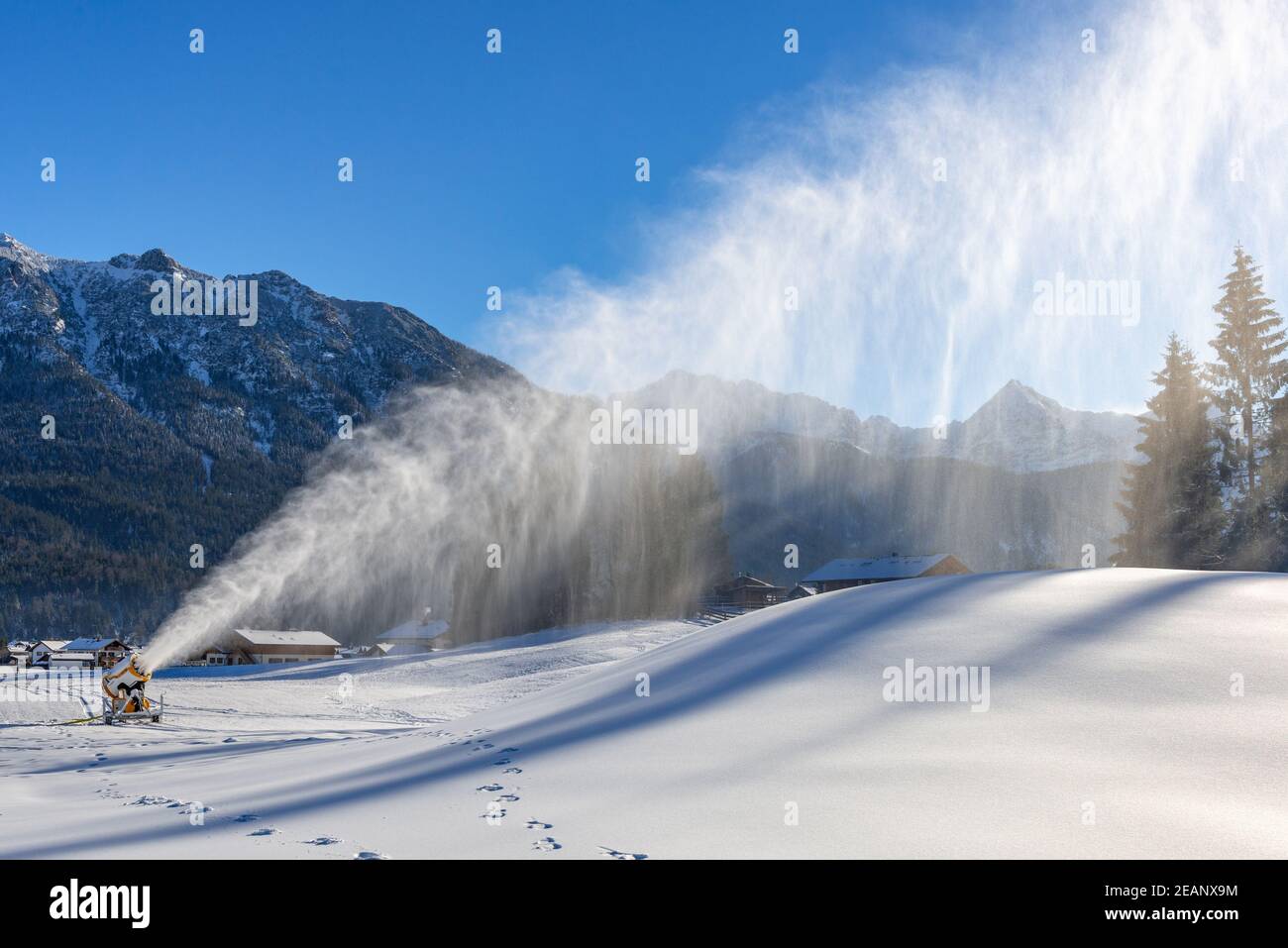 Il neige à l'extérieur de la machine à neige Banque D'Images