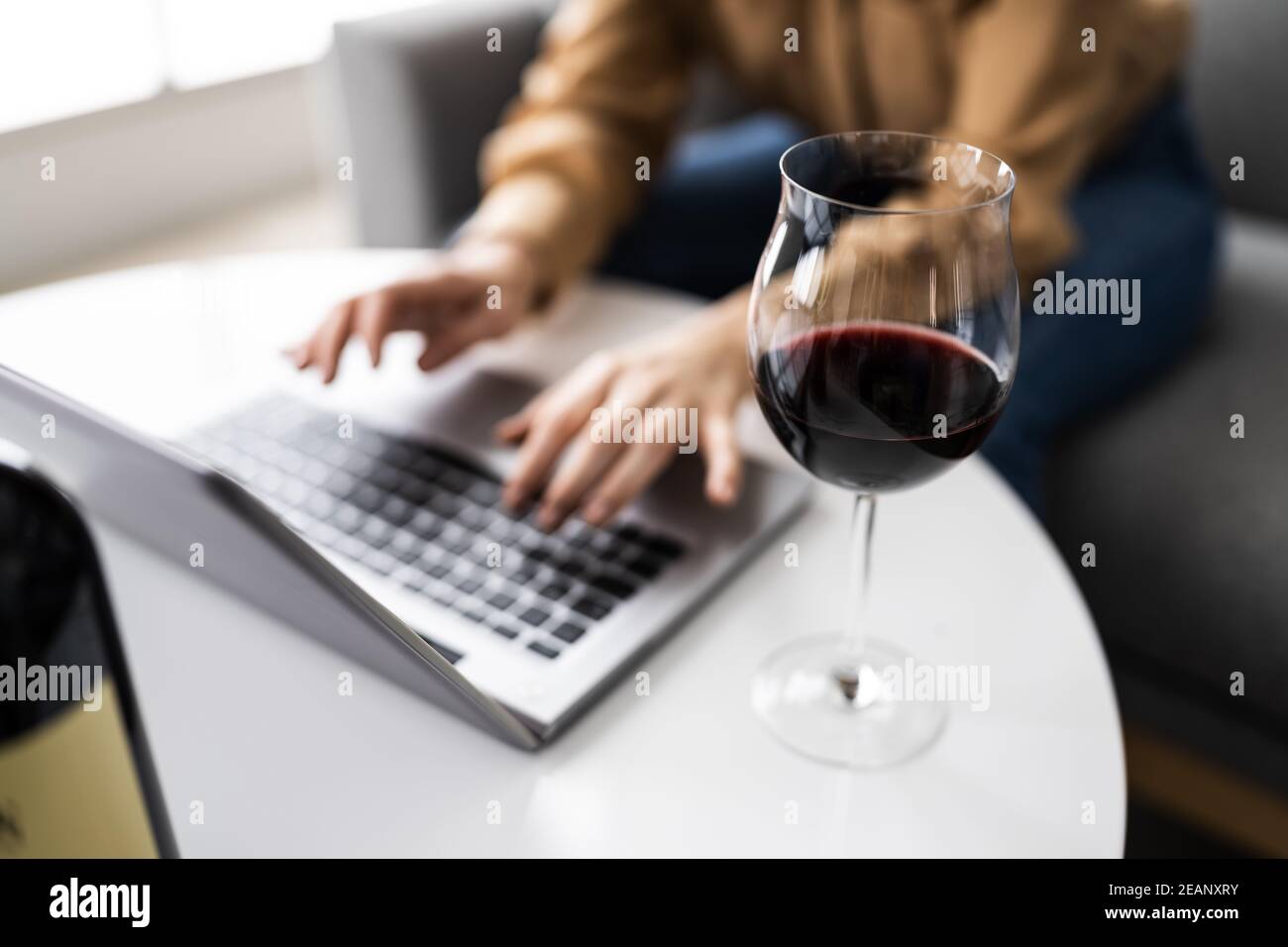 Dîner-dégustation de vins virtuel Banque D'Images
