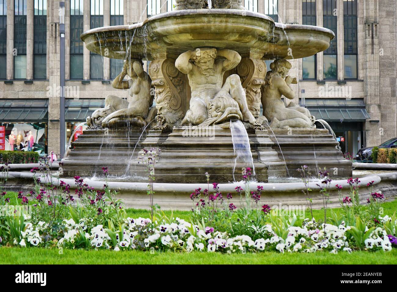 Le néo-baroque 'Schalenbrunnen' (fontaine de bol) à Corneliusplatz, érigé en 1882 par le sculpteur Leo Müsch. Banque D'Images