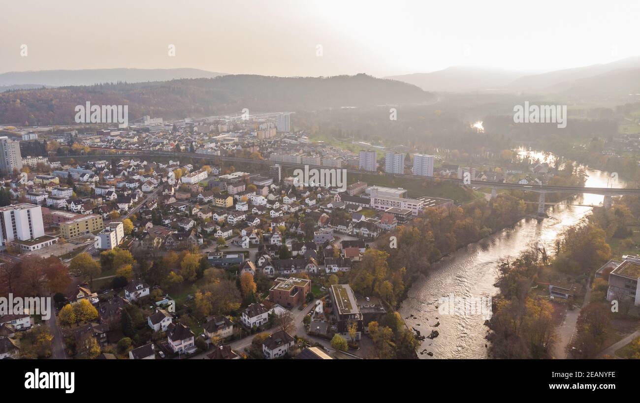 Vue sur le paysage urbain de Brugg au sud-ouest avec la rivière Aare, quartiers résidentiels et commerciaux, vieille ville historique et Umiken dans le canton d'Argau en Suisse Banque D'Images