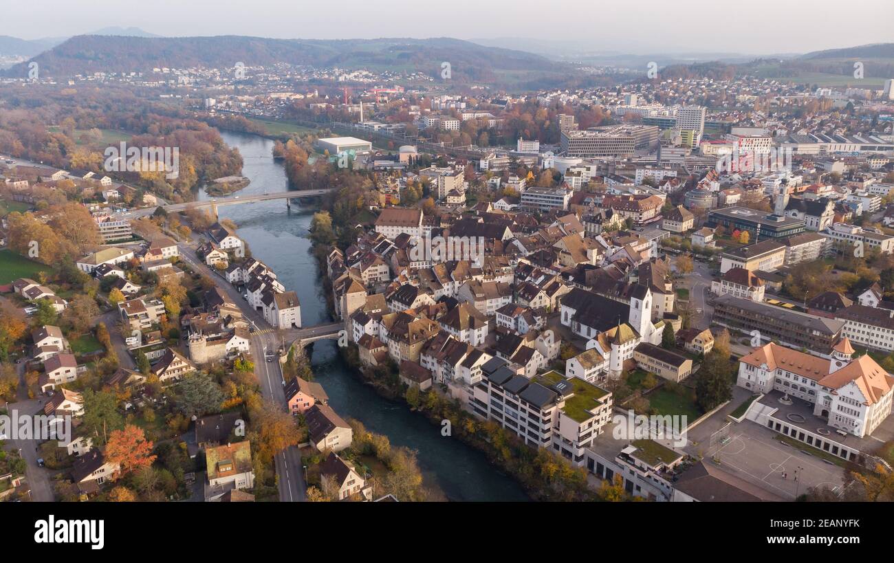 Vue sur le paysage urbain de Brugg au nord-est avec la rivière Aare, quartiers résidentiels et commerciaux, vieille ville historique et pont casino dans le canton d'Argau i Banque D'Images