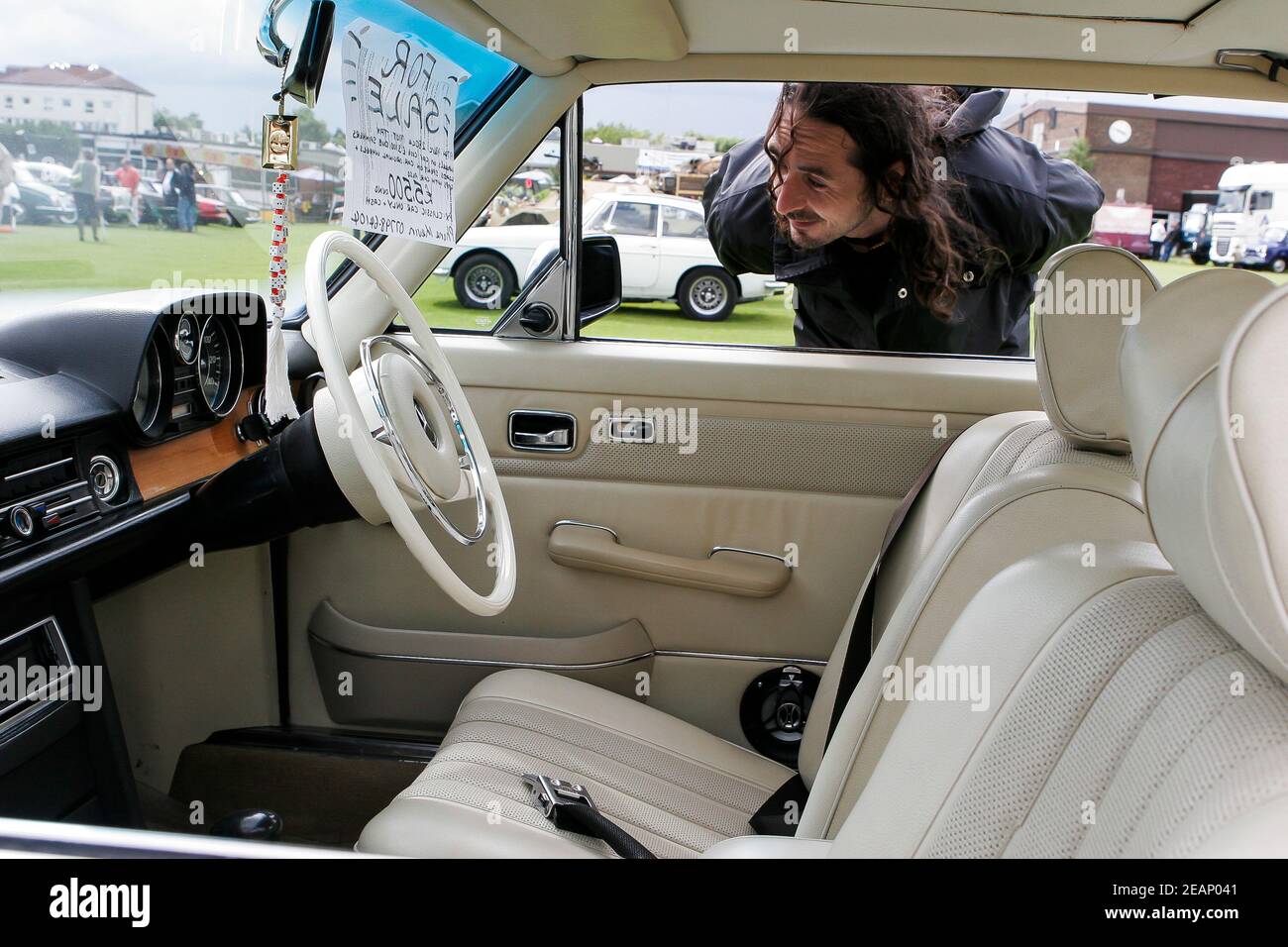 Les passionnés de voitures qui ont visité l'intérieur blanc d'une Mercedes Benz lors d'un salon automobile classique, au Royaume-Uni Banque D'Images