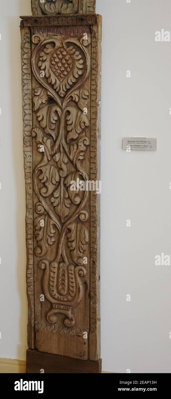 Pilaster avec sculptures en bois. Musée d'art populaire Banque D'Images
