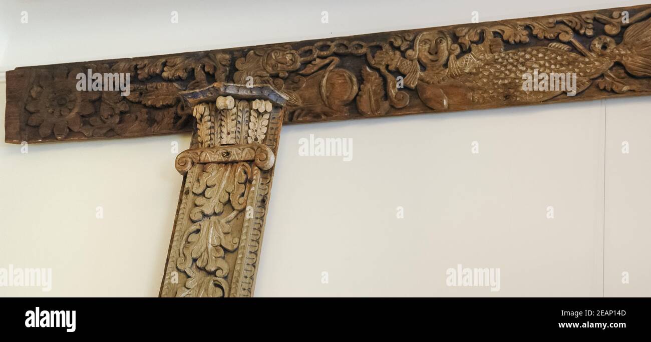 Pilaster avec sculptures en bois. Musée d'art populaire Banque D'Images