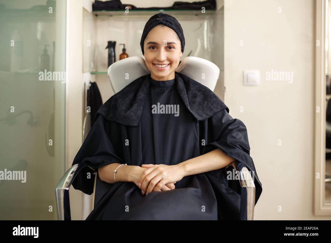 Femme souriante dans le salon de coiffure Banque D'Images