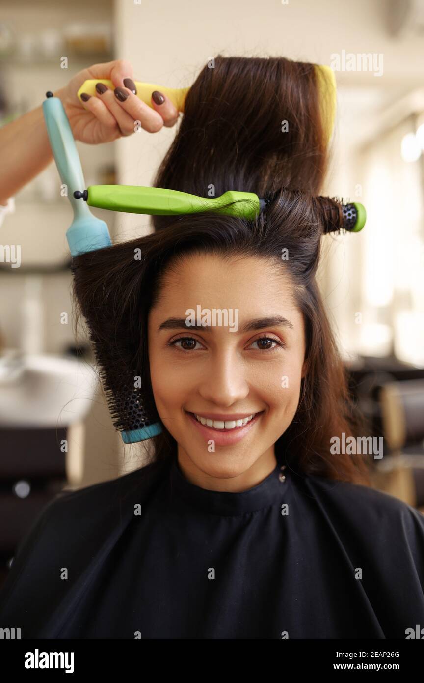 Le coiffeur ferme les cheveux de la femme, vue rapprochée Banque D'Images