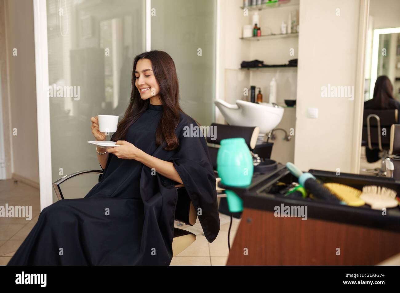 Femme avec café, salon de coiffure Banque D'Images