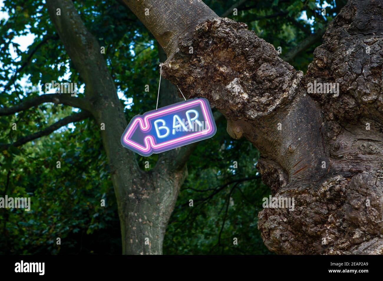 Un faux panneau lumineux au néon dirige les amateurs de festival vers le bar Au festival Underground à Crystal Palace, dans le sud de Londres Banque D'Images