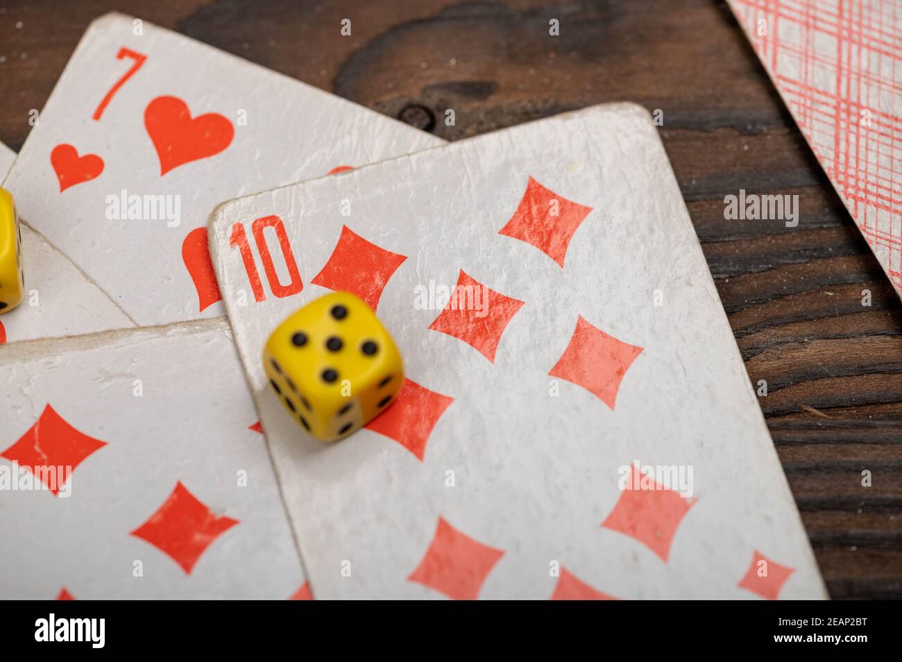 Jouer aux cartes et aux dés sur une table en bois. Gros plan, mise au point sélective. Banque D'Images