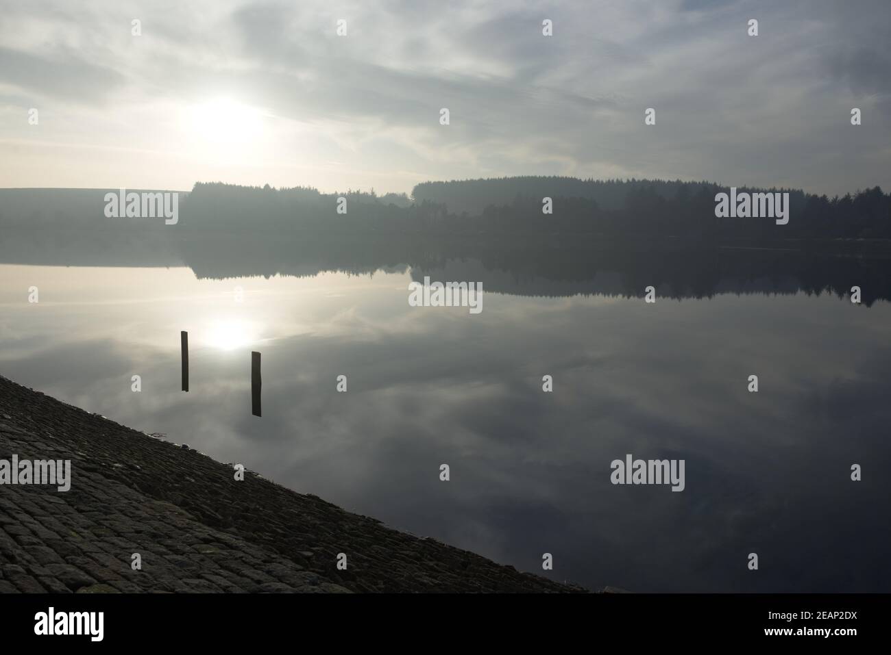 Le grand réservoir reflète le ciel au coucher du soleil pendant l'hiver. Banque D'Images