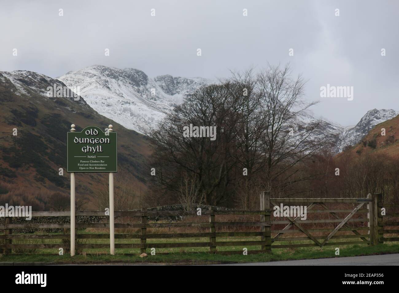 panneau de l'hôtel old dungeon ghyll. Hiver. Super Langdale. Le parc national du quartier des lacs. Cumbria. Angleterre. ROYAUME-UNI Banque D'Images