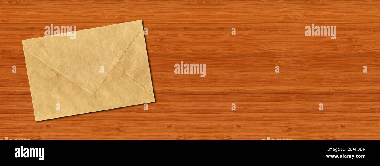 Gabarit de maquette d'enveloppe en papier brun sur une bannière horizontale en bois Banque D'Images