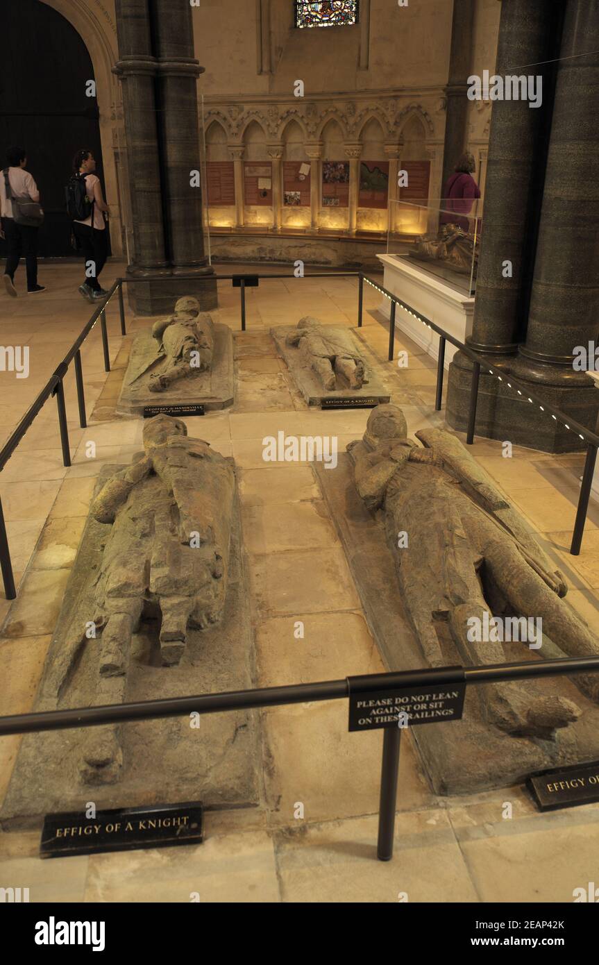 Statues graves de chevaliers, intérieur de Temple Church (St Marys), Londres, Angleterre, Royaume-Uni Banque D'Images
