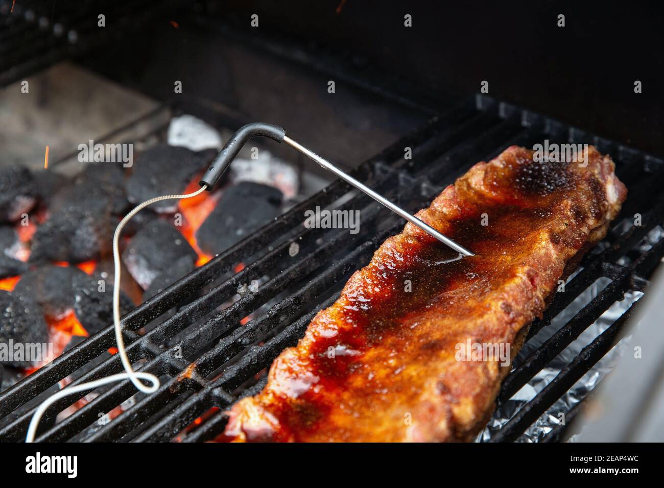 Thermomètre numérique BBQ, grill, barbecue pour beaf steak et côte de rechange et autres viandes. Mesure de la température Banque D'Images