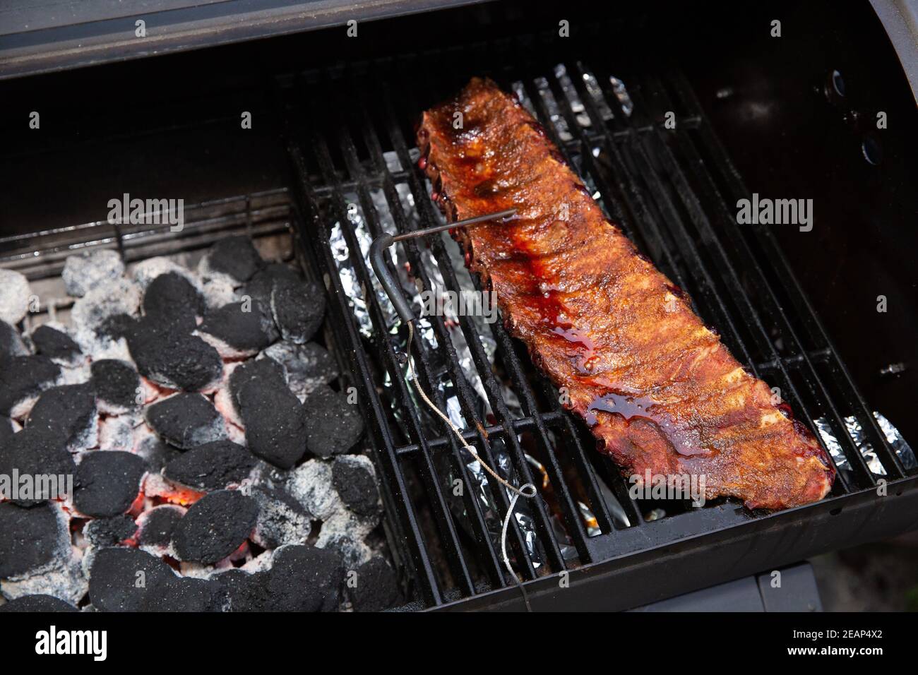 Thermomètre numérique BBQ, grill, barbecue pour beaf steak et côte de rechange et autres viandes. Mesure de la température Banque D'Images